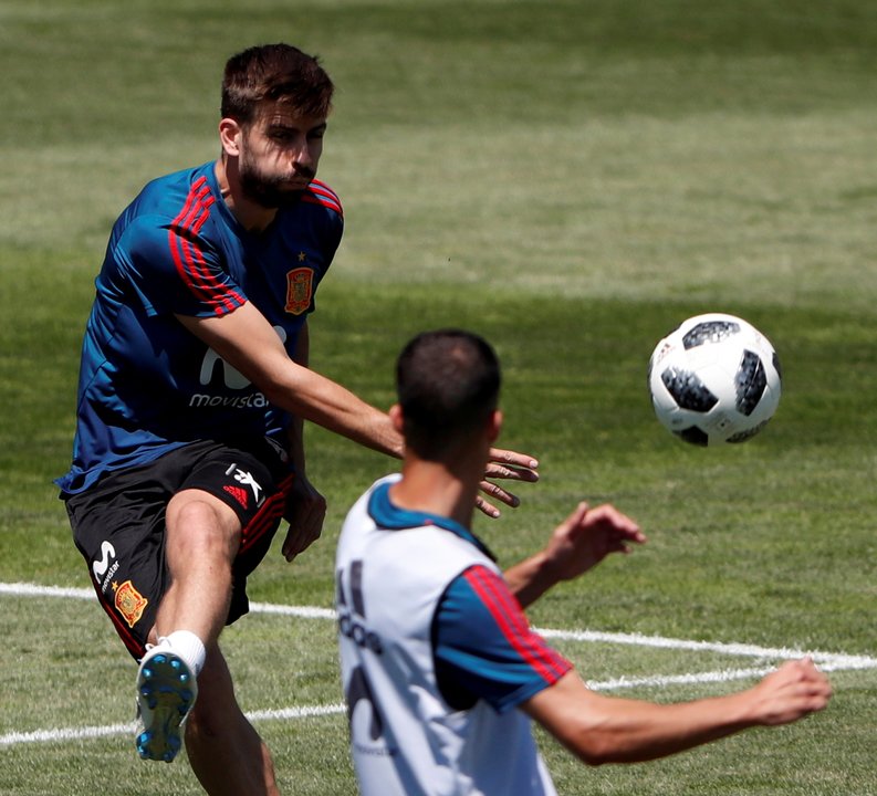 Gerard Piqué remata un balón en el entrenamiento de ayer de la selección española.