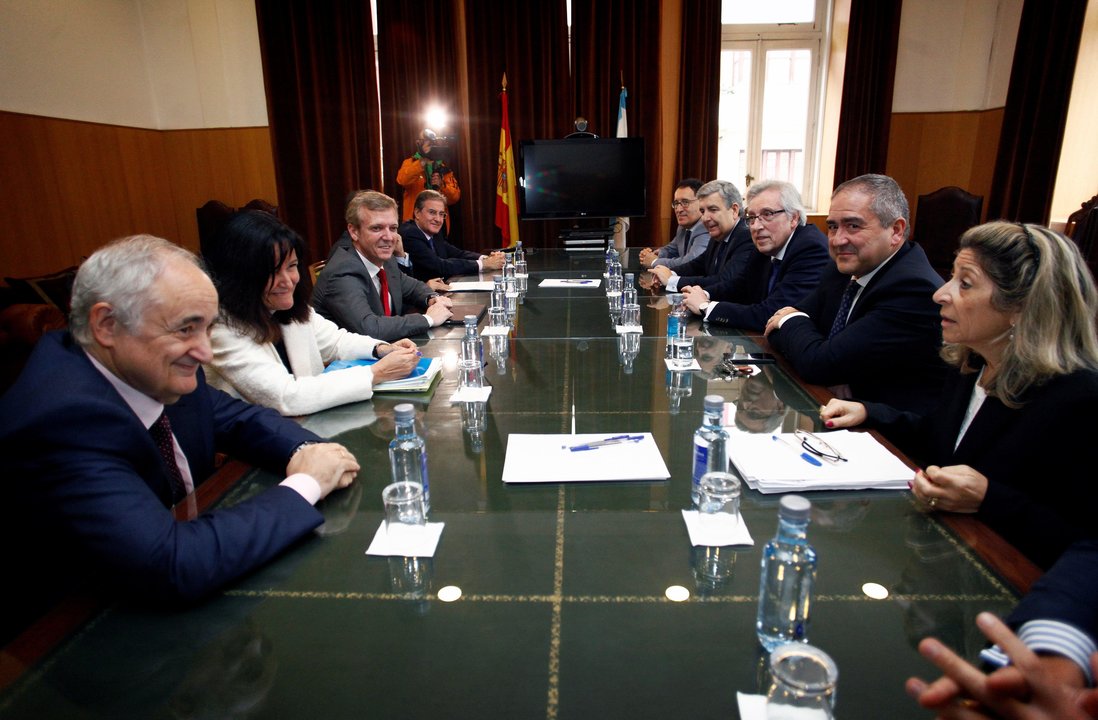 Miembros de la Xunta, TSXG y Poder Judicial, durante la reunión que mantuvieron en A Coruña.