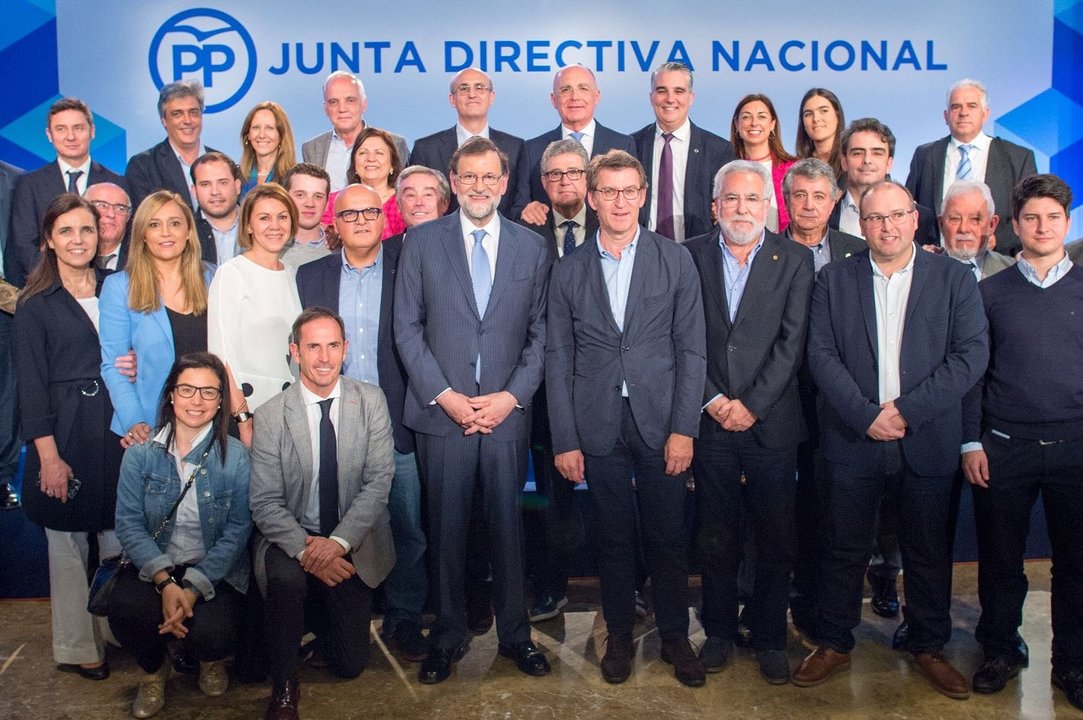 Representantes gallegos en la Junta Directiva Nacional del PP posan con Rajoy y Cospedal.