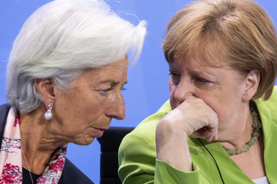 La canciller alemana conversa con la directora del Fondo Monetario Internacional, Christine Lagarde.