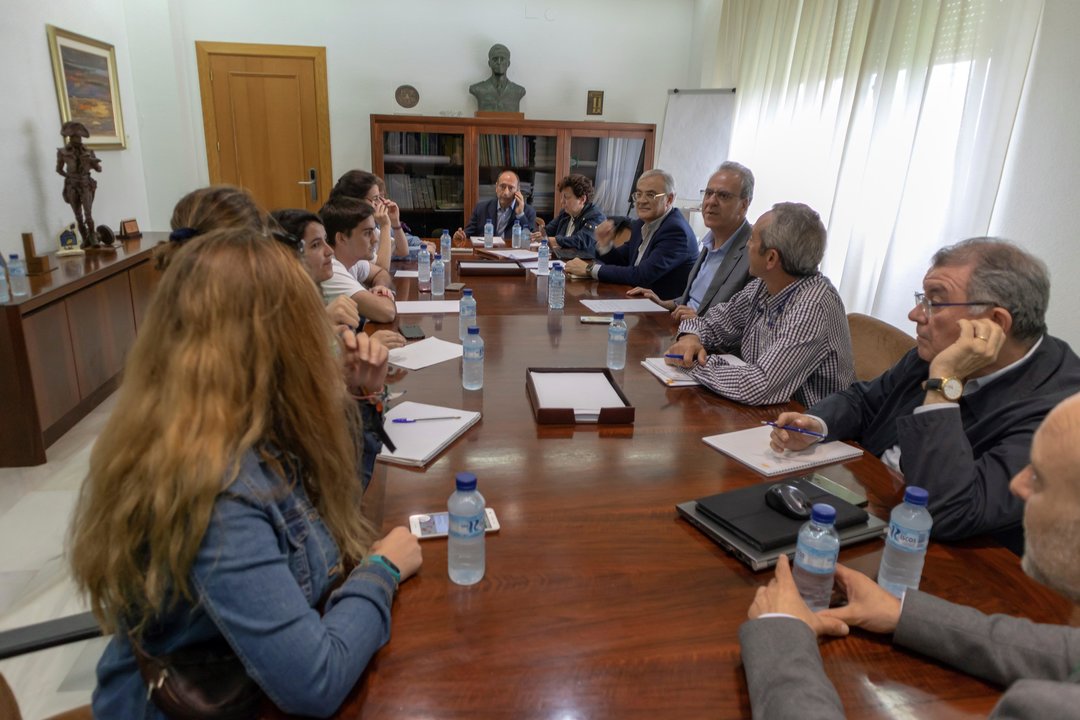 Reunión de estudiantes extremeños con el director de la Universidad, Segundo Píriz.