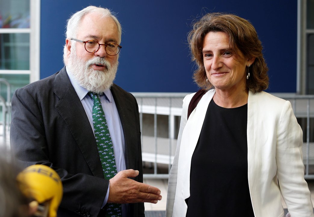 El comisario europeo Miguel Arias Cañete y la nueva ministra de Transición Ecológica Teresa Ribera.