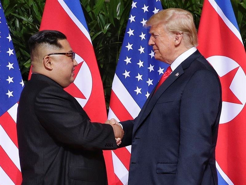 El presidente de los Estados Unidos, Donald J. Trump (d), y el líder norcoreano, Kim Jong-un (i), se dan la mano