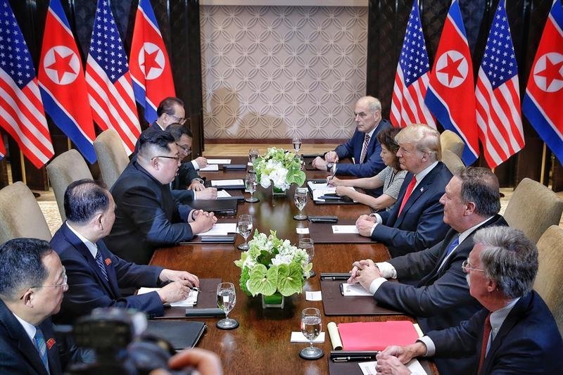 El presidente de los Estados Unidos, Donald J. Trump (3d), y el líder norcoreano, Kim Jong-un (3i), hablan durante una cumbre histórica