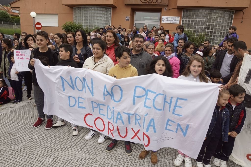 Las familias se movilizaron frente al centro de salud de Coruxo.