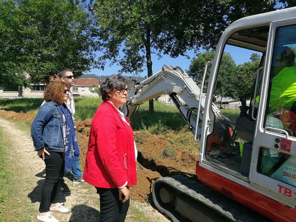 La alcaldesa de O Porriño visitó ayer la zona de obras en O Contrasto