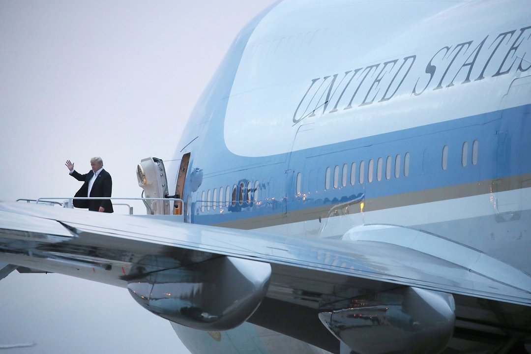 El presidente de EEUU Donald Trump, en el momento de bajarse del avión a su regreso de Singapur.