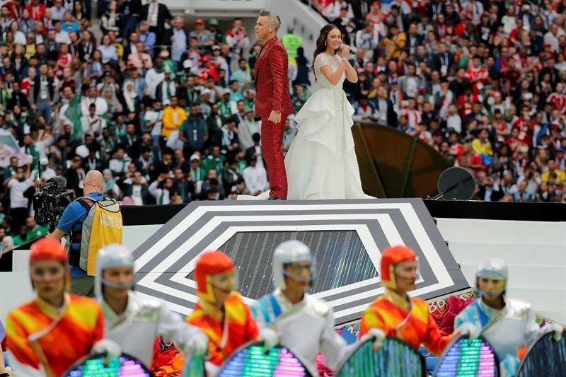 El cantante de pop británico Robbie Williams (i) y la soprano rusa Aída Garifullina actúan durante la ceremonia inaugural del Mundial