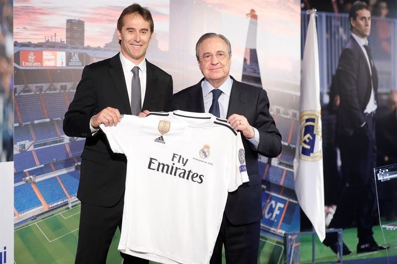 El presidente del Real Madrid, Florentino Pérez (d), y el nuevo entrenador del equipo, Julen Lopetegui (i), posan con una camiseta del club blanco