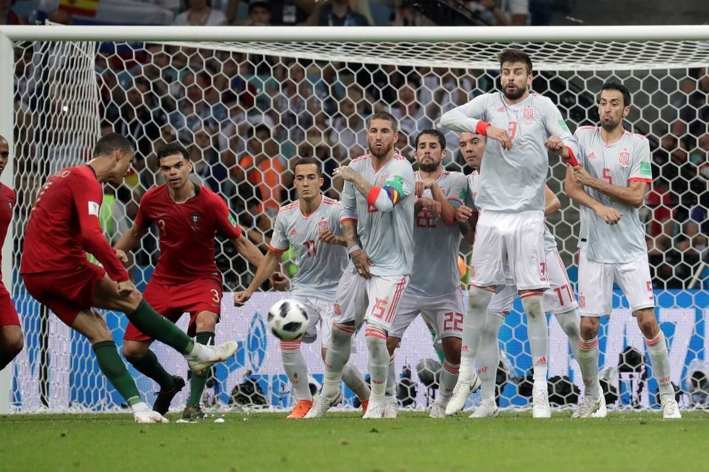 Cristiano Ronaldo lanza la falta que puso el empate definitivo a tres goles en el partido que enfrentó a España y Portugal en Sochi.