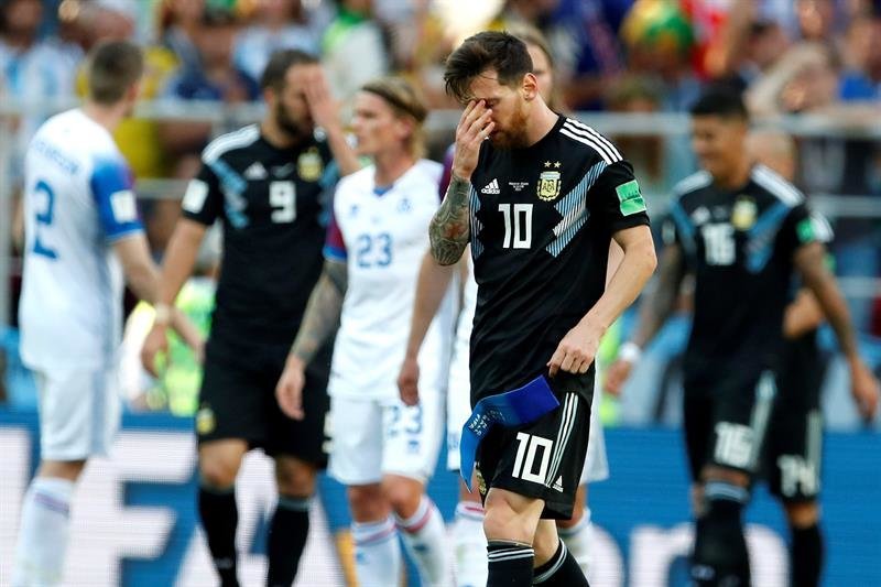 El delantero argentino Lionel Messi reacciona tras finalizar el partido Argentina-Islandia