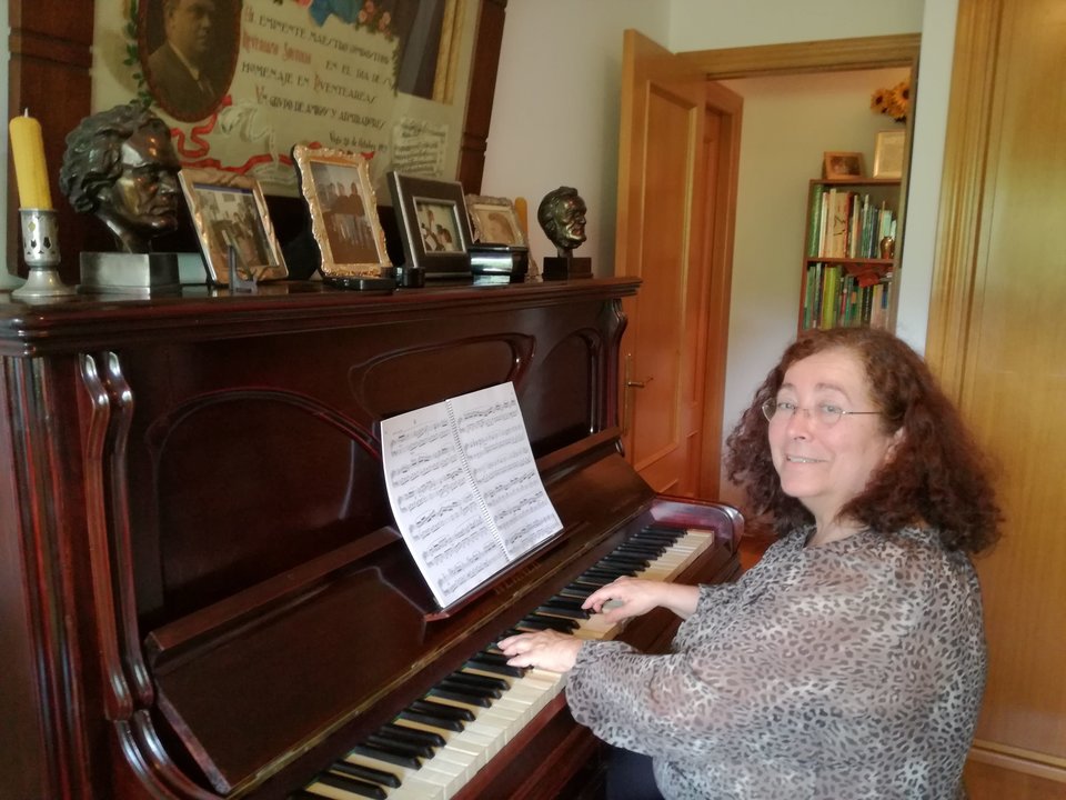 Rosa Arija, nieta del Maestro Soutullo y presidenta de la Fundación, tocando el piano de su abuelo.