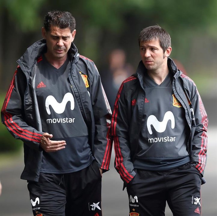 El seleccionador de España, Fernando Hierro, (dch), y su ayudante Albert Celades