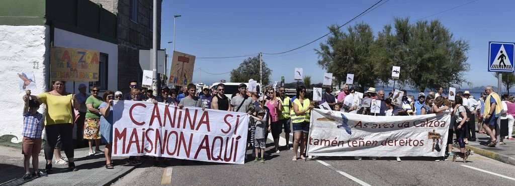 La protesta realizada ayer por vecinos de Coruxo y asociaciones ecologistas.