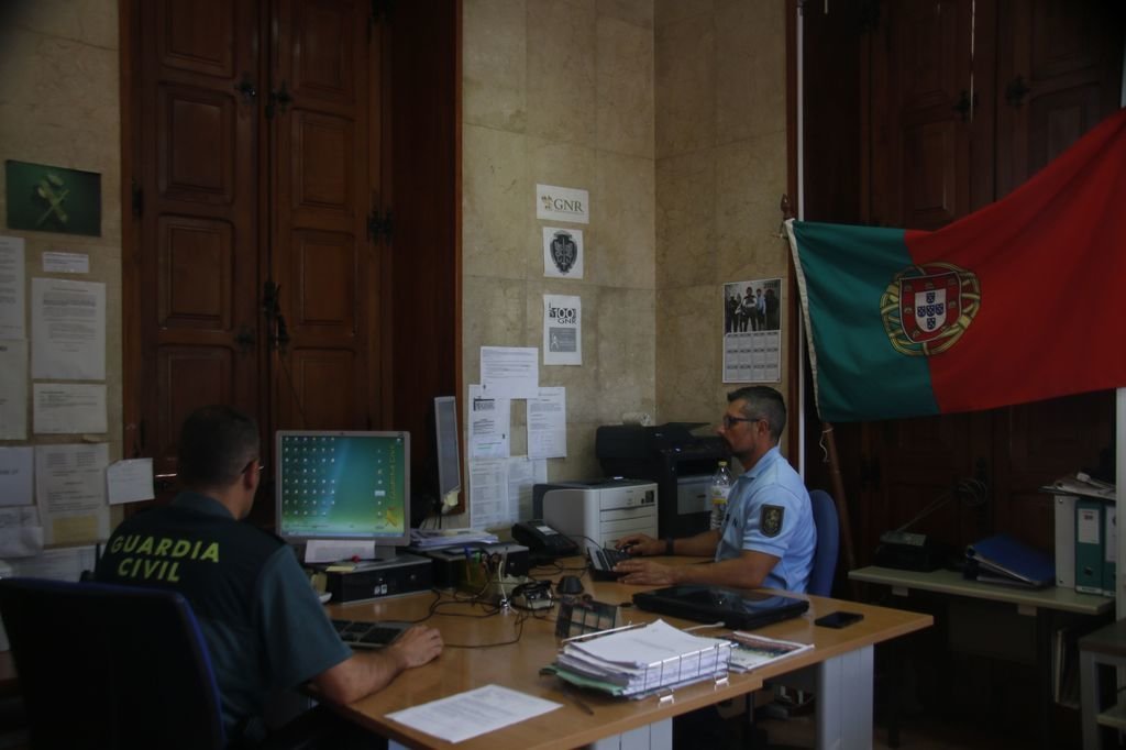 Un agente de la Guardia Civil y otro de la GNR portuguesa comparten espacio en el centro.