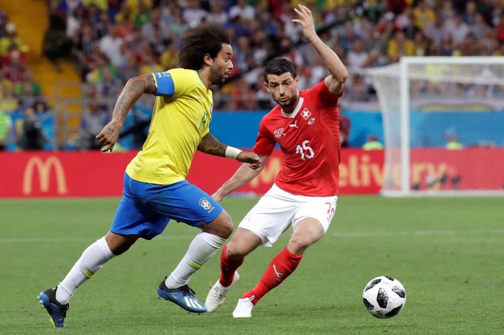 Marcelo trata de superar al futbolista de la selección suiza Dzemaili.