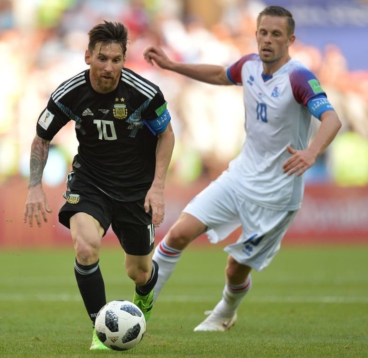 Messi conduce el balón ante Sigurdsson en el partido contra Islandia.