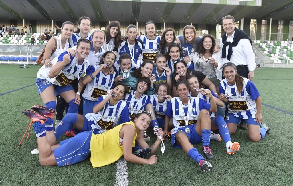 Las jugadoras del Sárdoma celebran el título de la Copa Vigo junto al alcalde, Abel Caballero.