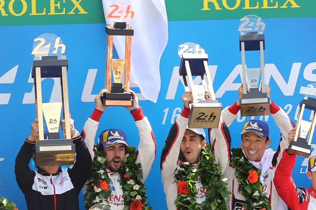 Fernando Alonso, Sebastien Buemi y Kazuki Nakajima celebran su victoria en el podio de Le Mans.