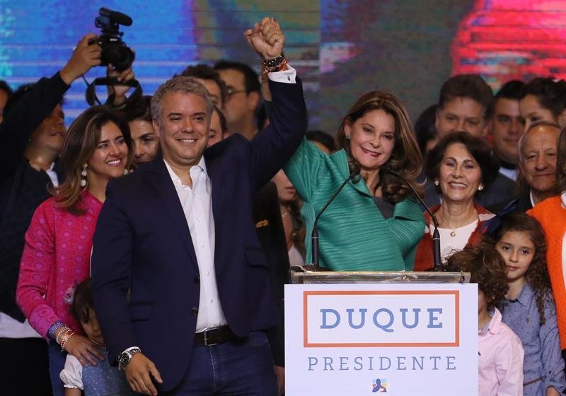 El presidente electo de Colombia, el uribista Iván Duque (c-i)