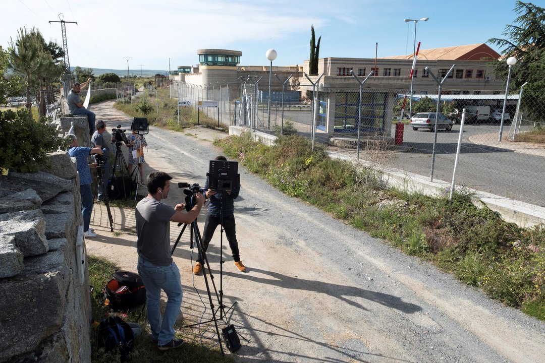 Numerosos periodistas y cámaras de televisión se han concentrado en torno a la prisión de Brieva