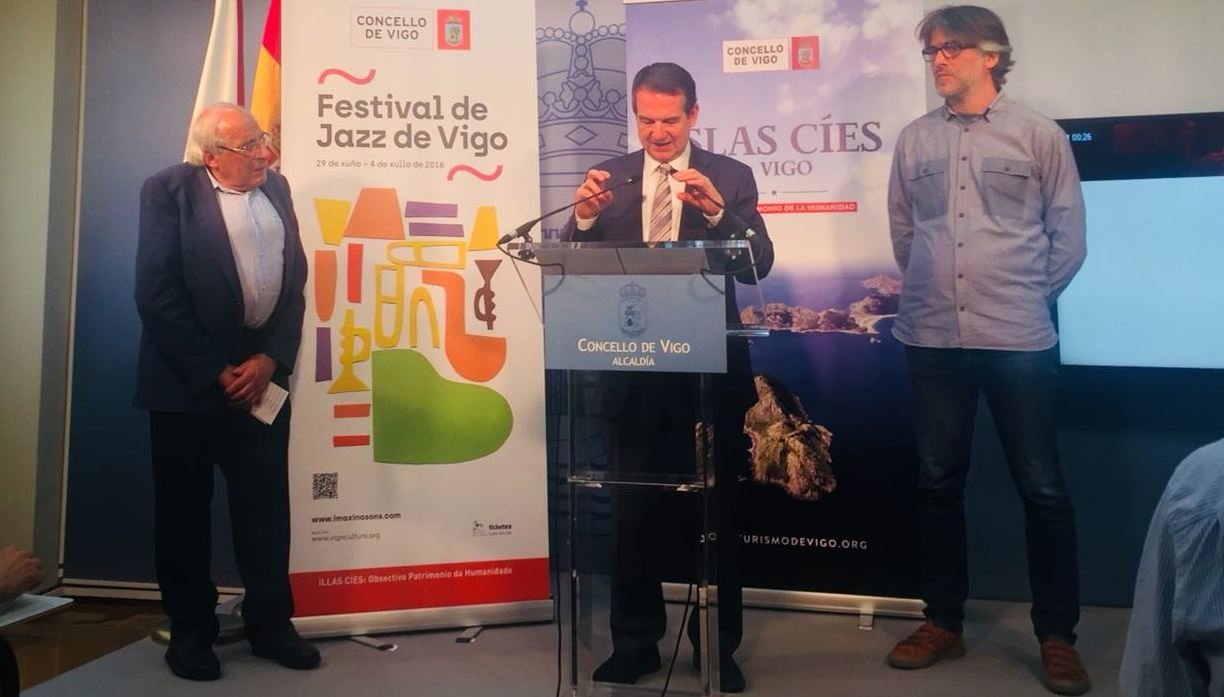 El alcalde presentó el Festival de Jazz con el concejal Cayetano Rodriguez y el director artístico Felipe Villar.