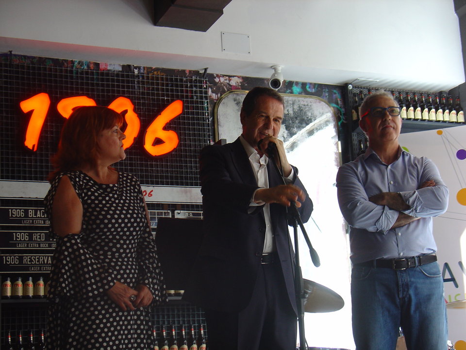 El alcalde inauguró esta mañana el nuevo espacio dentro del mercado de O Berbés