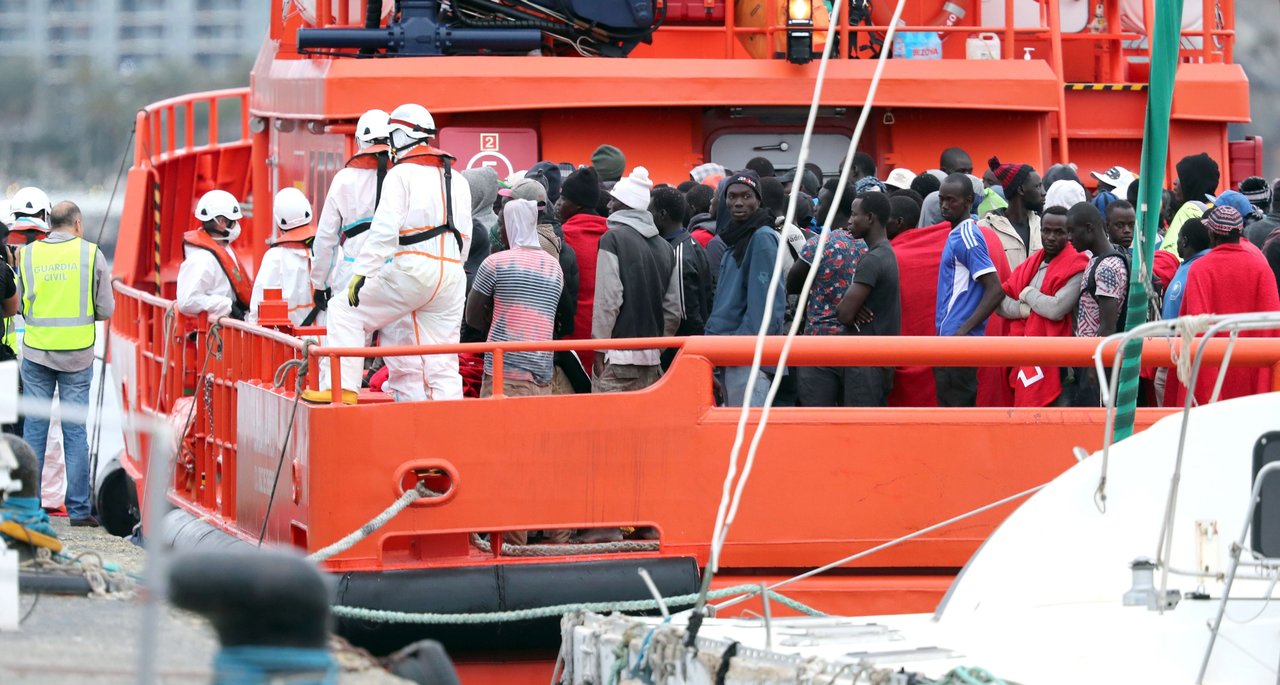 Los 152 inmigrantes que viajaban en un cayuco desembarcan en el puerto canario de Arguineguín.