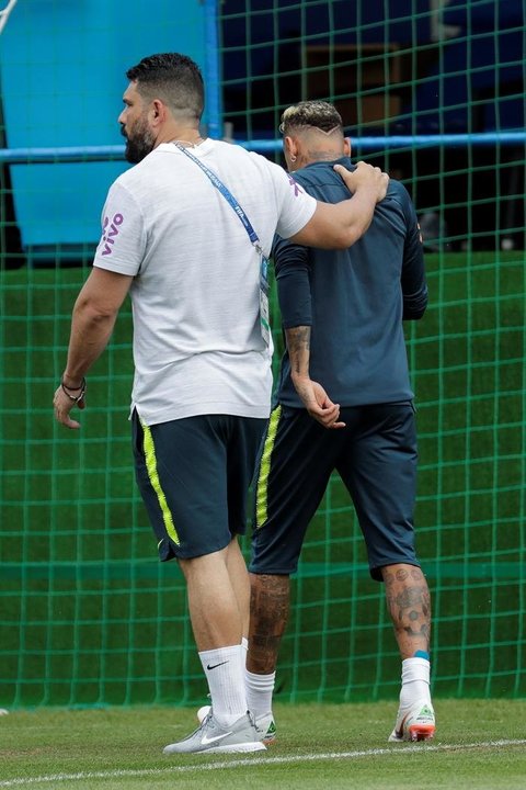 El jugador de Brasil, Neymar (d), sale acompañado por el fisioterapeuta Rodrigo Mazziotti