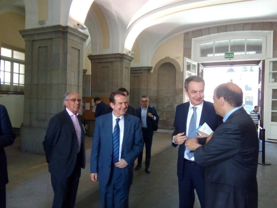Abel Caballero y José Luis Rodríguez Zapatero, ayer a su llegada a la inauguración de la jornada en Madrid.