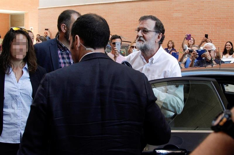 El expresidente del Gobierno Mariano Rajoy, a su llegada para incorporase en Santa Pola (Alicante), a su plaza como registrador de la propiedad