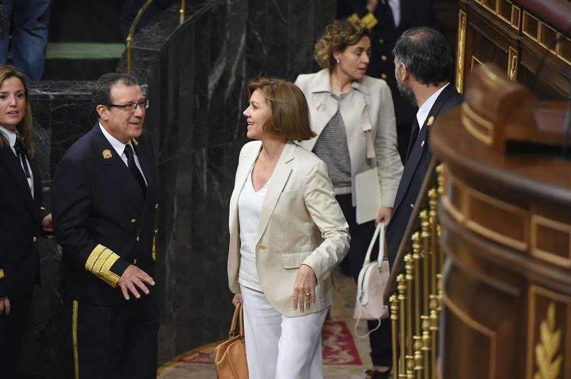 La exministra de Defensa y candidata a dirigir al PP, María Dolores de Cospedal (c)