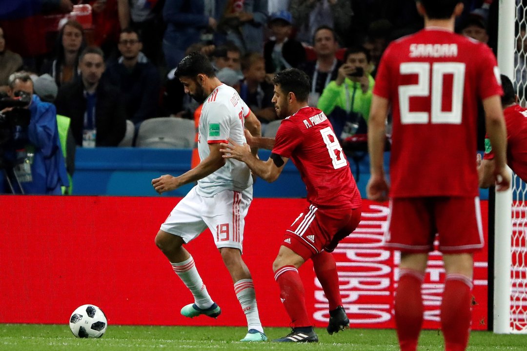 Diego Costa trata de darse la vuelta en la acción del gol que dio el triunfo a España.