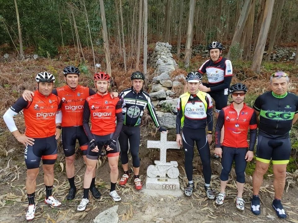 Los ciclistas, en el homenaje a sus compañeros fallecidos en el atropello de Oia.