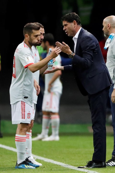Fernando Hierro da instrucciones a Jordi Alba en el partido de ayer.