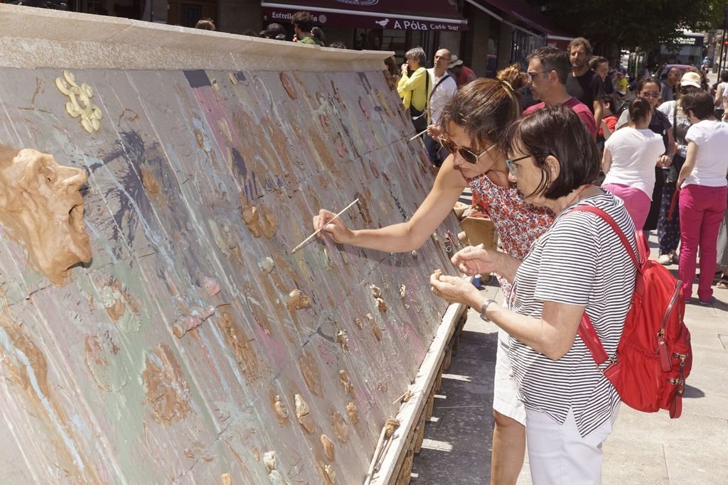El mural cerámico de siete metros de longitud acogió cientos de intervenciones a lo largo de nueve horas.