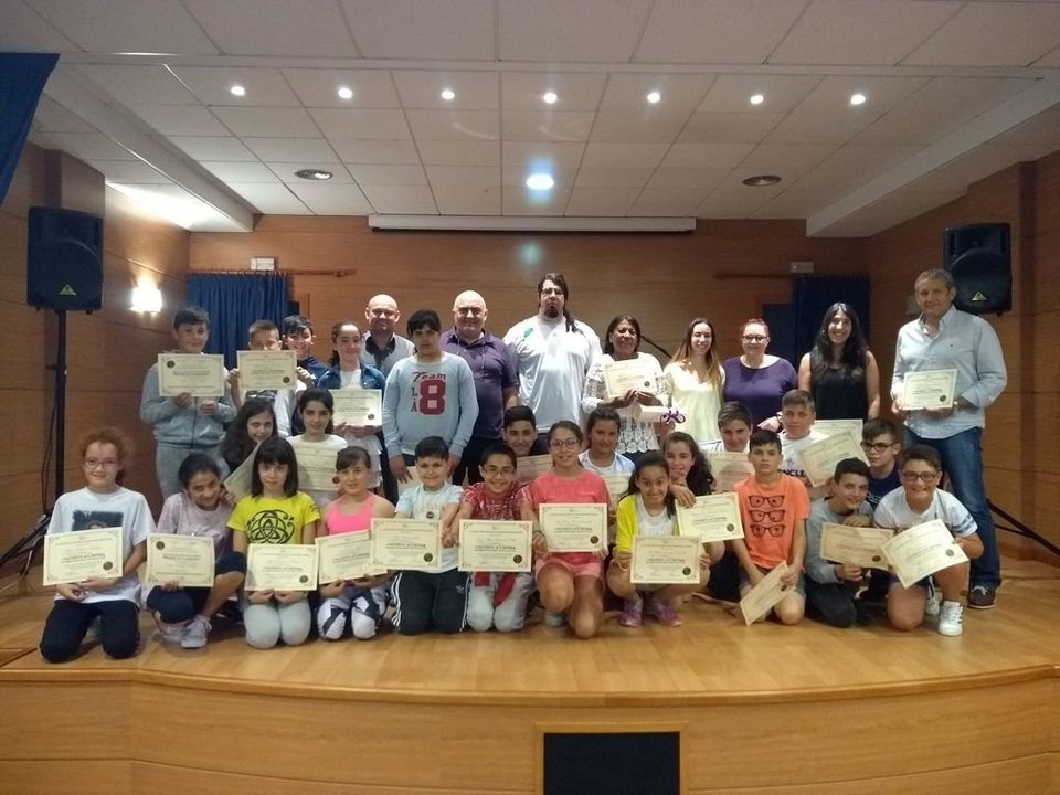 Foto de familia de todos los participantes en el Auditorio municipal de Covelo.