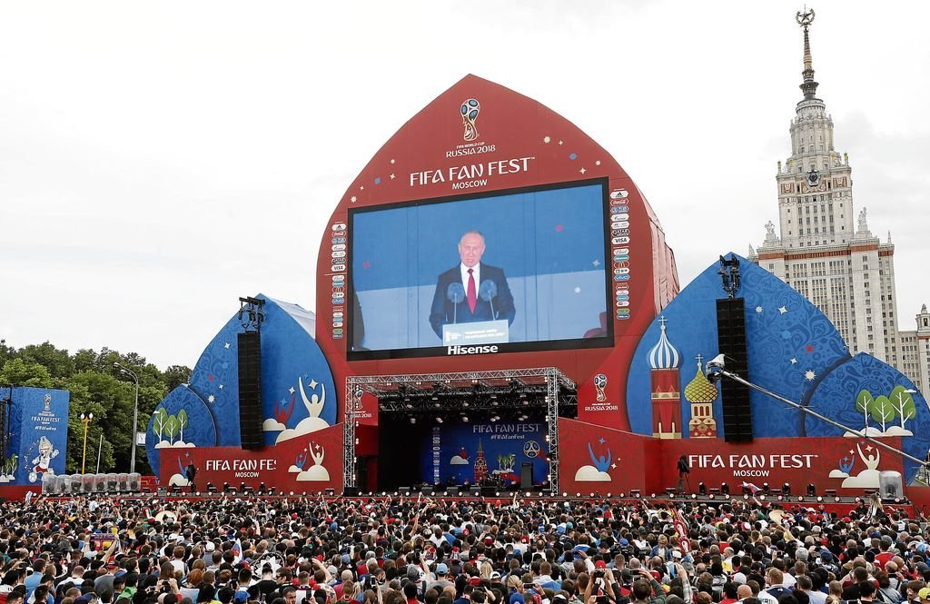 Cientos de aficionados siguen la inauguración de Vladimir Putin del Mundial 2018.
