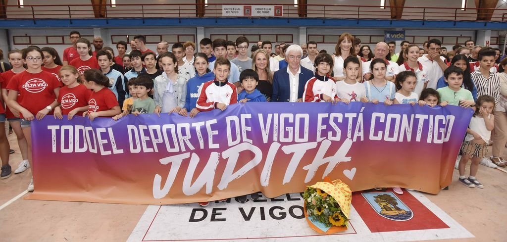 Más de un centenar de personas relacionadas con el deporte vigués quisieron dar ánimos a la tiradora del Olivo Judith Rodríguez.