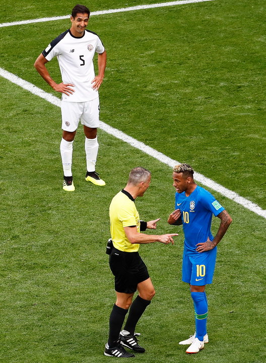 Neymar discutiendo con el arbitro