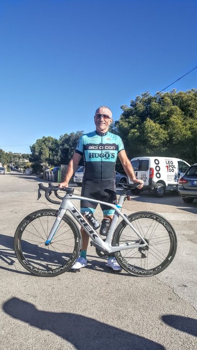 Estrada posa con el maillot del Illas Cíes Cycling Team, al que agradece el apoyo junto a sus sponsors.