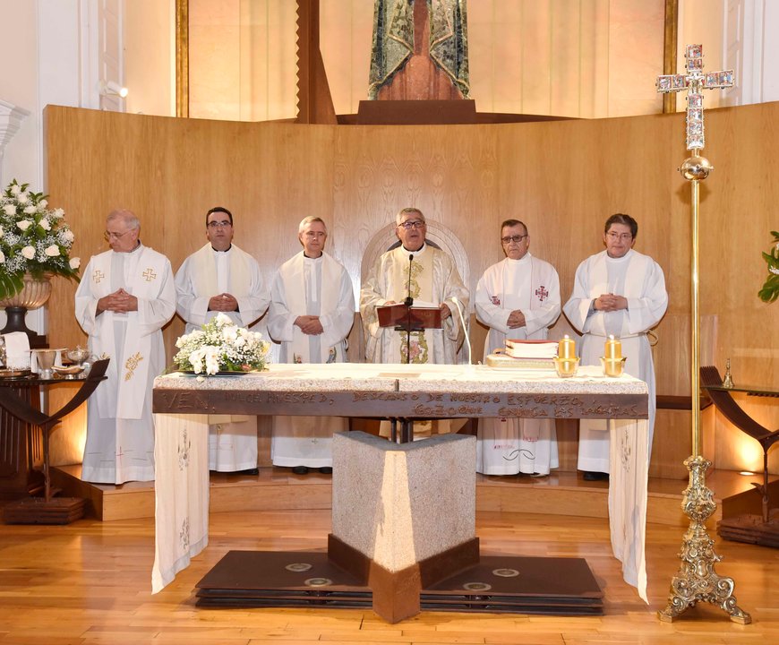 Alberto Cuevas, en el centro, con otros sacerdotes, en la Eucaristía.