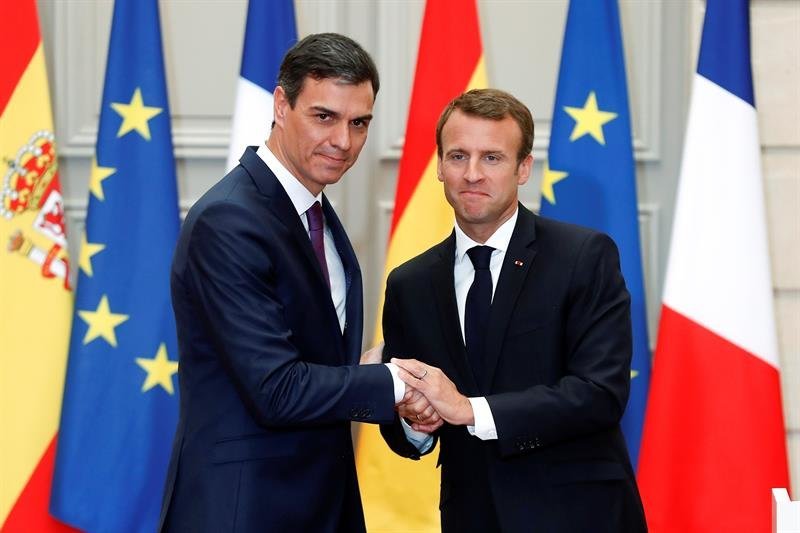 El jefe del Gobierno, Pedro Sánchez (i), y el presidente francés, Emmanuel Macron (d), durante la rueda de prensa tras su reunión en el Palacio del Elíseo