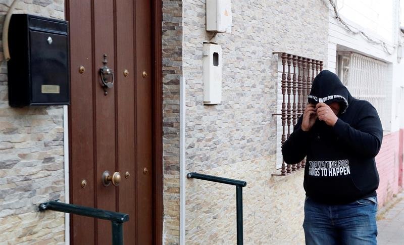 Un hombre se tapa la cara al llegar a la vivienda del barrio sevillano de Amate donde reside José Ángel Prenda, uno de los cinco integrantes de 'La Manada'