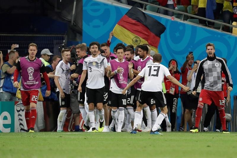 Jugadores alemanes celebran el 2-1 durante el partido