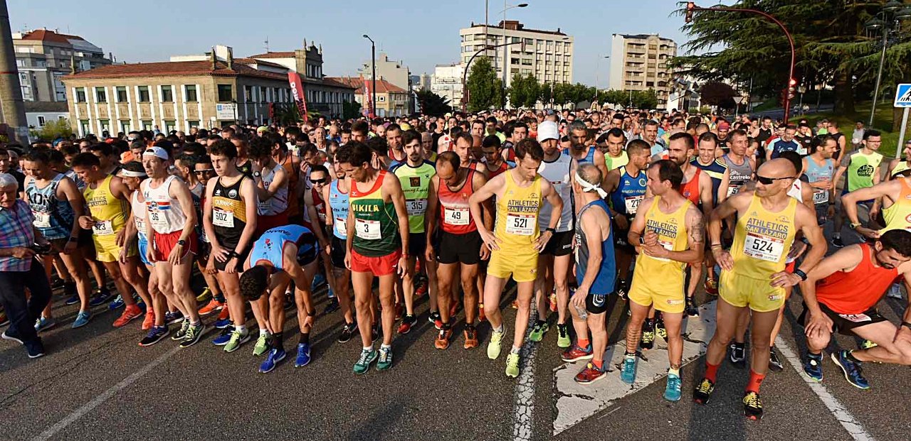 Máis de seiscentos corredores tomaron a saída onte na Praza do Rei para rematar na do Berbés.