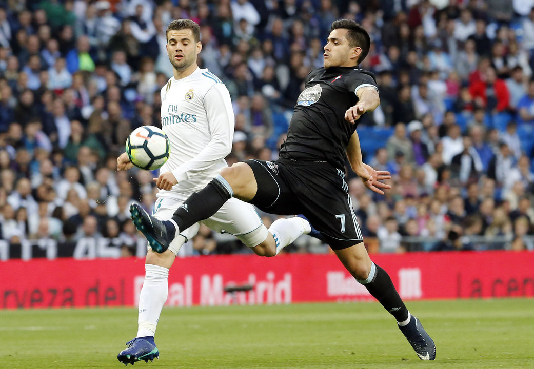Maxi Gómez trata de controlar un balón delante del madridista Nacho en el partido en el Bernabéu.