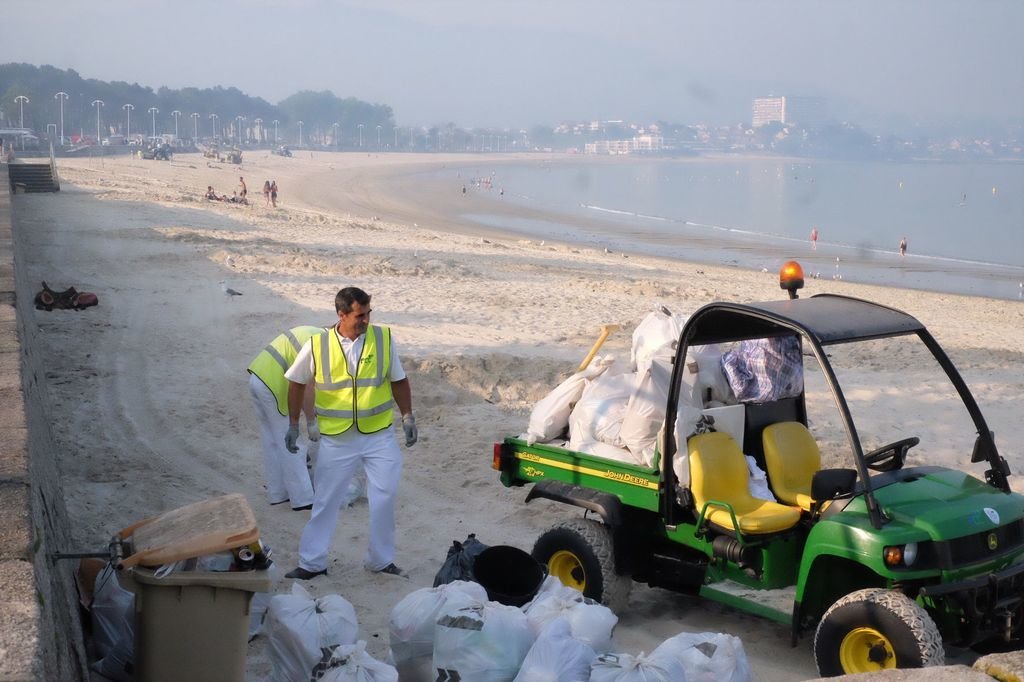 Más de 40 operarios trabajaron a primera hora de la mañana para limpiar la playa de Samil.