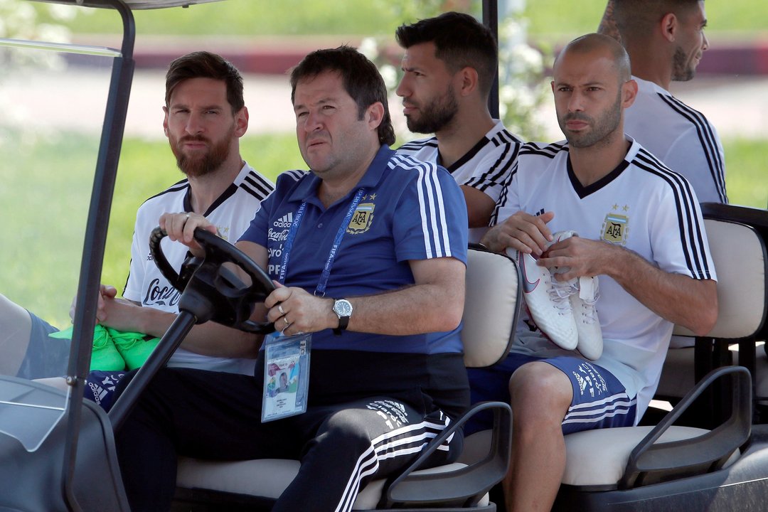 Messi, Agüero y Mascherano son trasladados en su concentración.