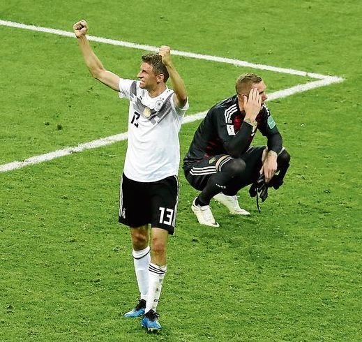 Thomas Müller celebra la victoria de Alemania delante del abatido portero de Suecia.